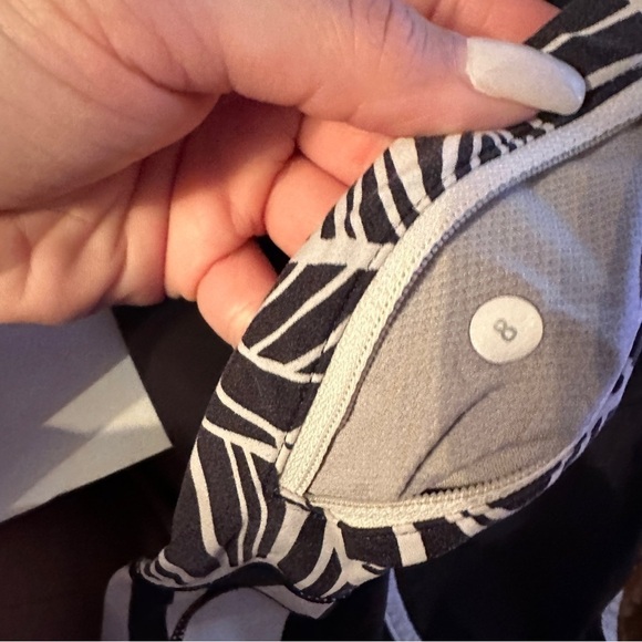 Lululemon Speed Short 2.5 Black Angel Wing Black White size 8 - Picture 5 of 7
